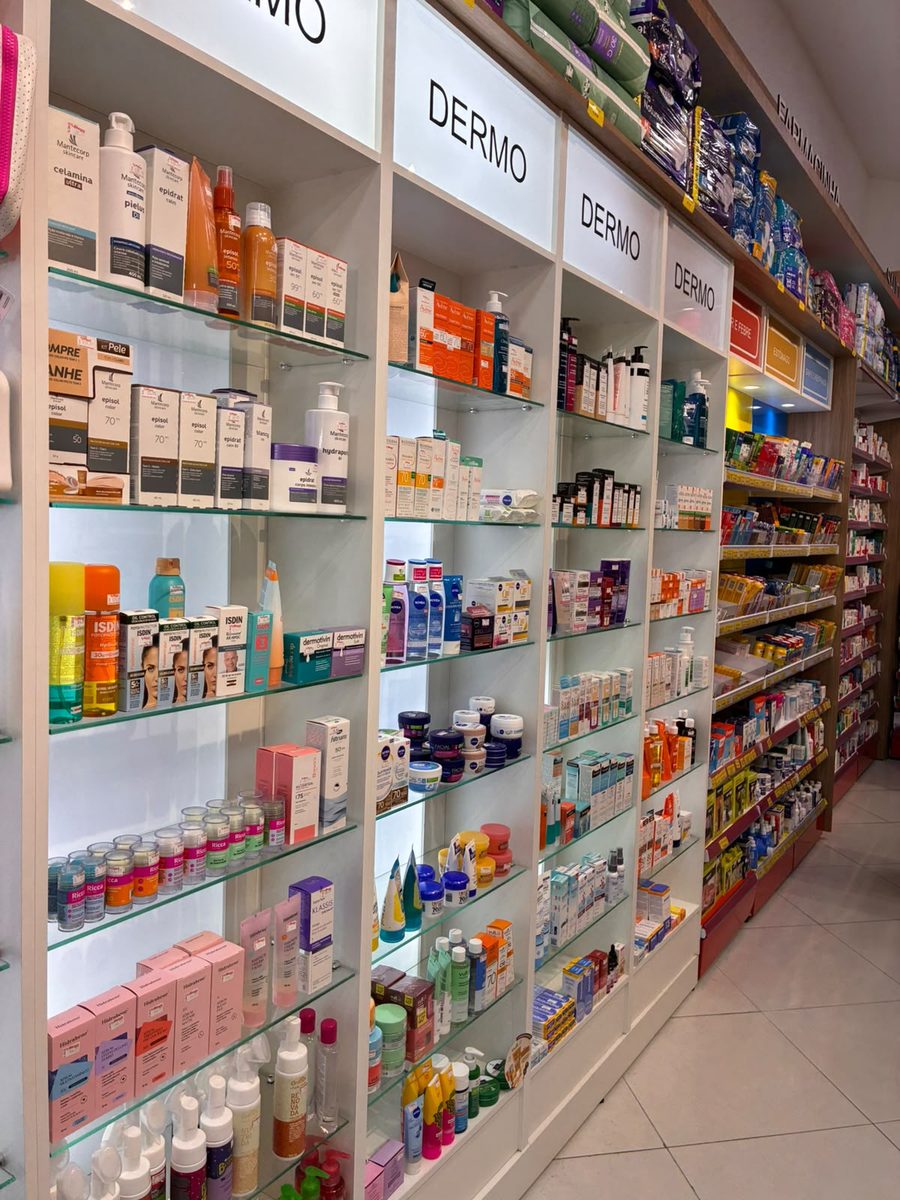 Prateleiras com estoque completo de dermocosméticos e medicamentos
